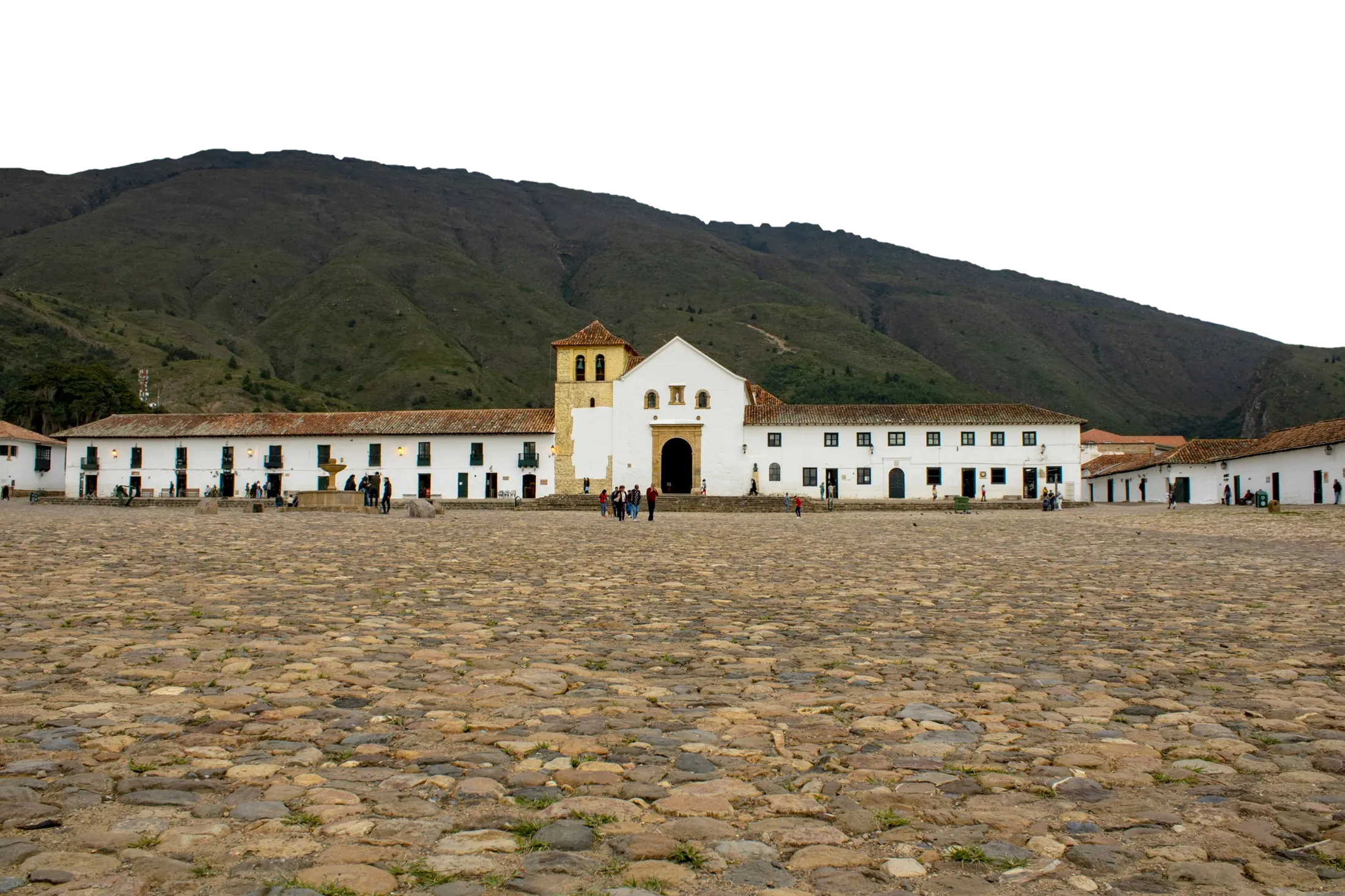 Plaza Mayor de Villa de Leyva con el cerro al fondo