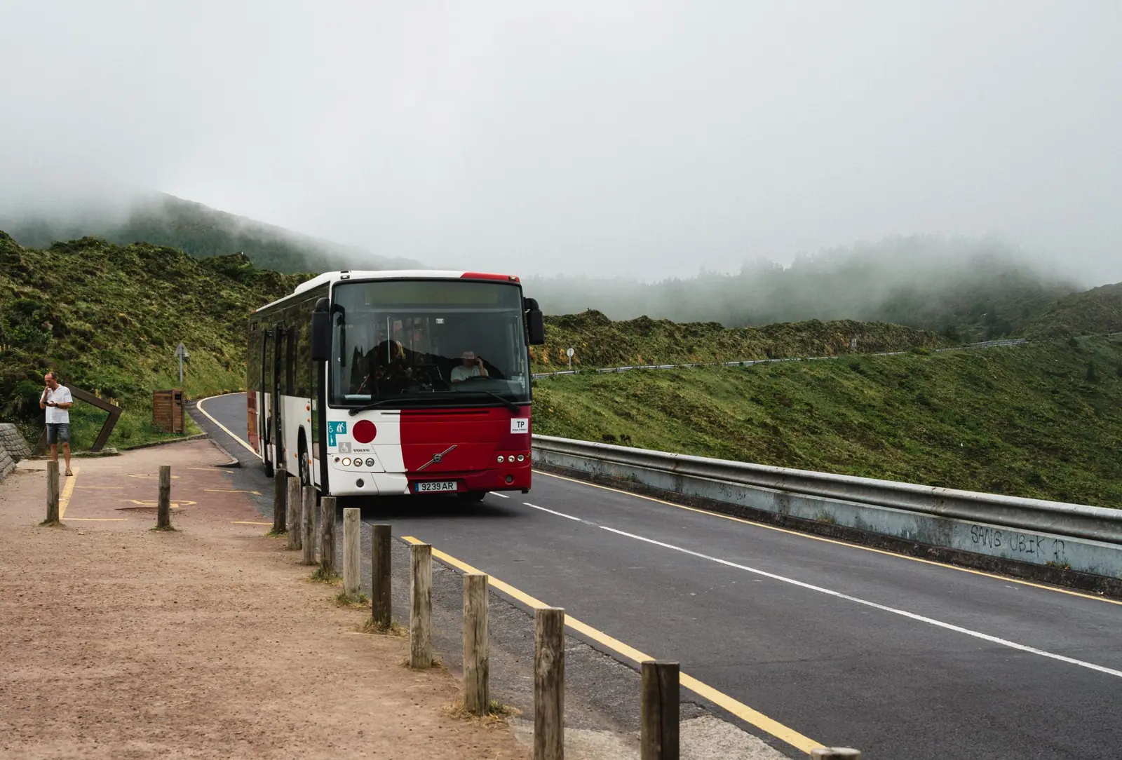 Bus en una carretera de montaña con niebla